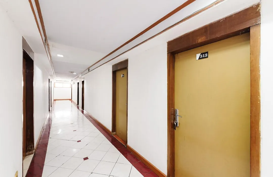 RedDoorz Plus near RSCM Jakarta-1